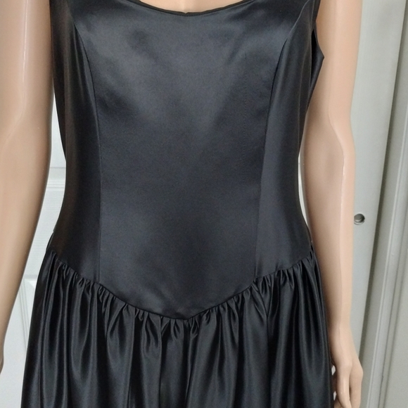 Women's Long Satin Evening Wear Dress - Picture 4 of 13